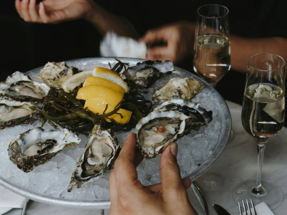 Hörnumer Muscheln, Gillardeau Austern und Jakobsmuscheln auf Belugalinsen gibt es im Samoa Seepferdchen auf Sylt / ©Unspalsh/Cathrine Skovly