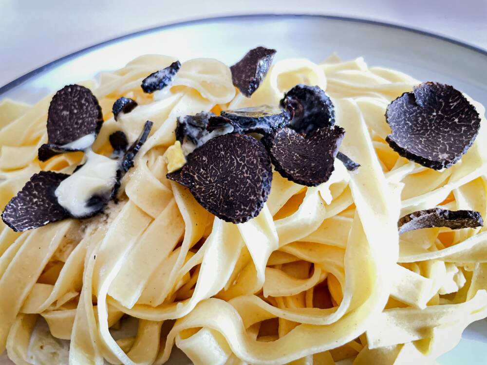 Im Aroma Bistro gibt es die Pasta auch mit hochwertigem Trüffel / ©Unsplash/Jametlene Reskp