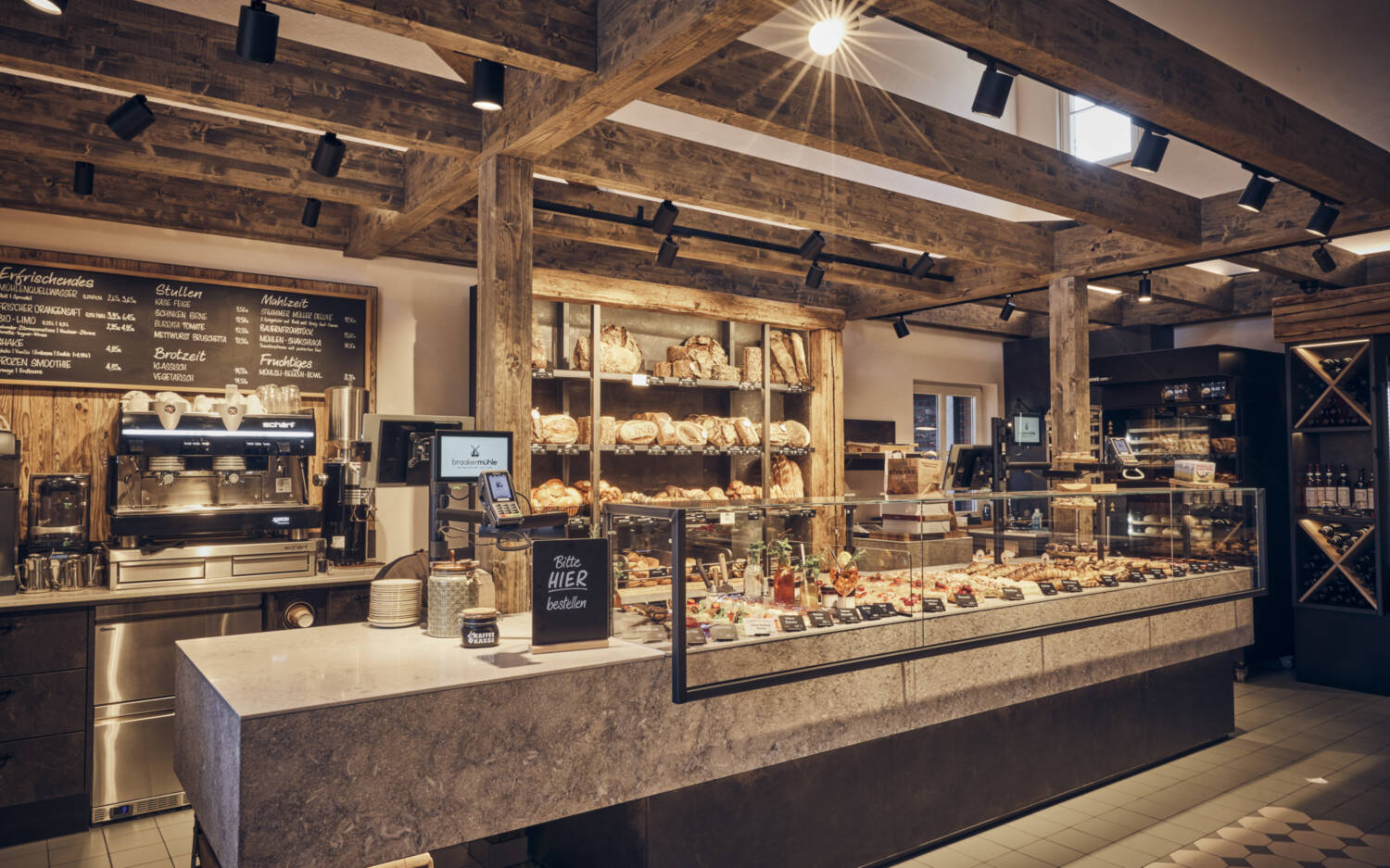 Im 2025 eröffnete Café bekommen Besucherinnen und Besucher allerlei Backwaren / ©Braaker Mühle Brot- und Backwaren GmbH
