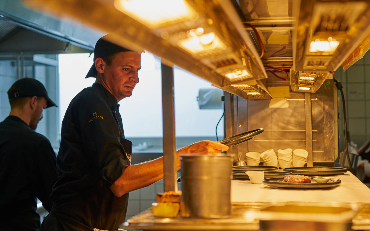 Im Restaurant des Le Méridien Hotels sind erfahrene Köche am Werk. Geführt wird die Küche von Patrick Weber (n. i. B.) / ©Marc Sill