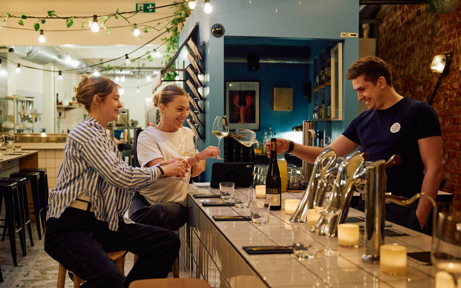 In Fabio Haebels Wein- und Pastabar Kiosque sorgt Sommelier Jonas Hauke  für beste Tropfen im Glas / ©Justus Keller