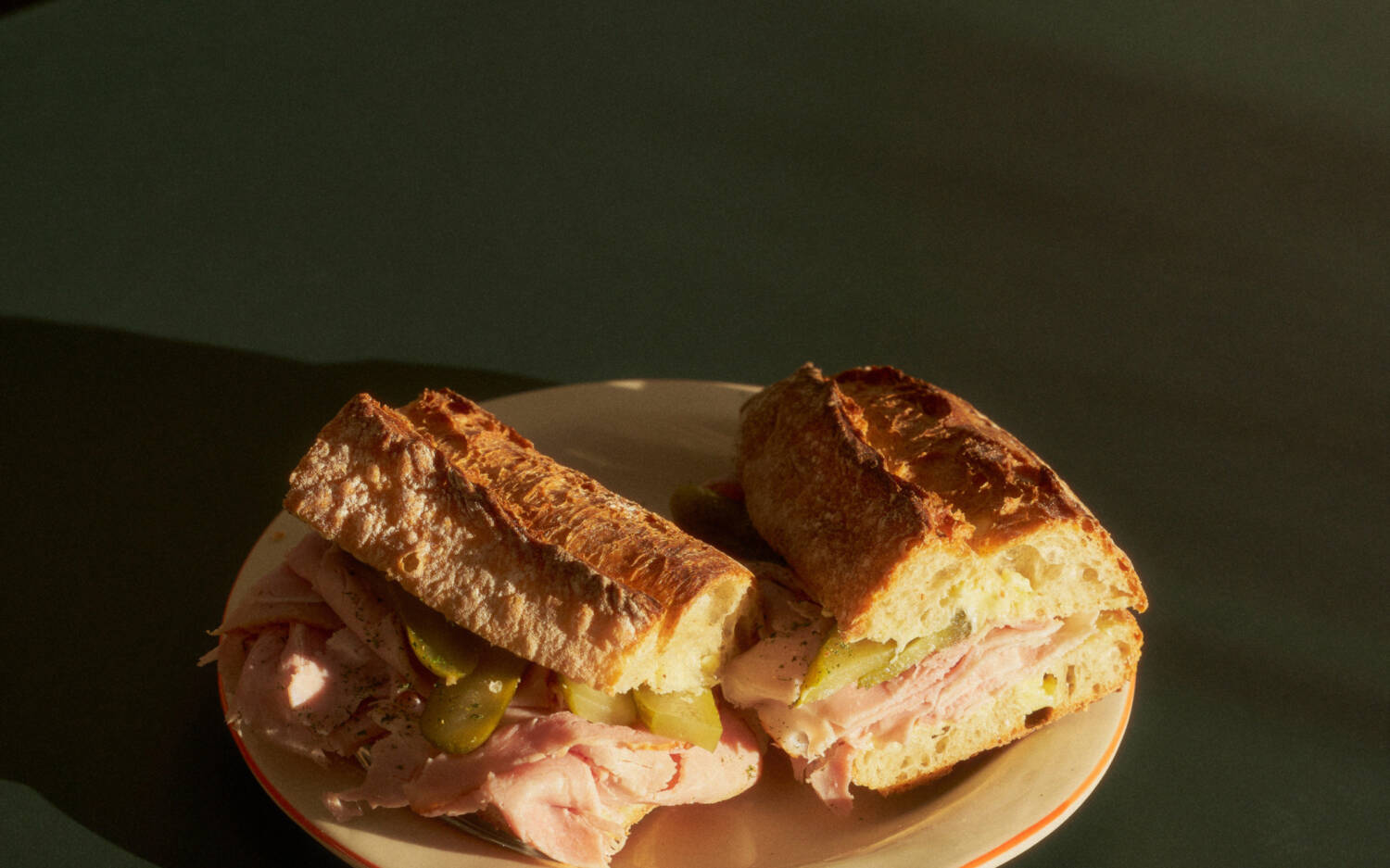 Jambon Beurre mit weichem Baguette von der Patisserie in Ottensen gibt es nur samstags / ©Max Rempe