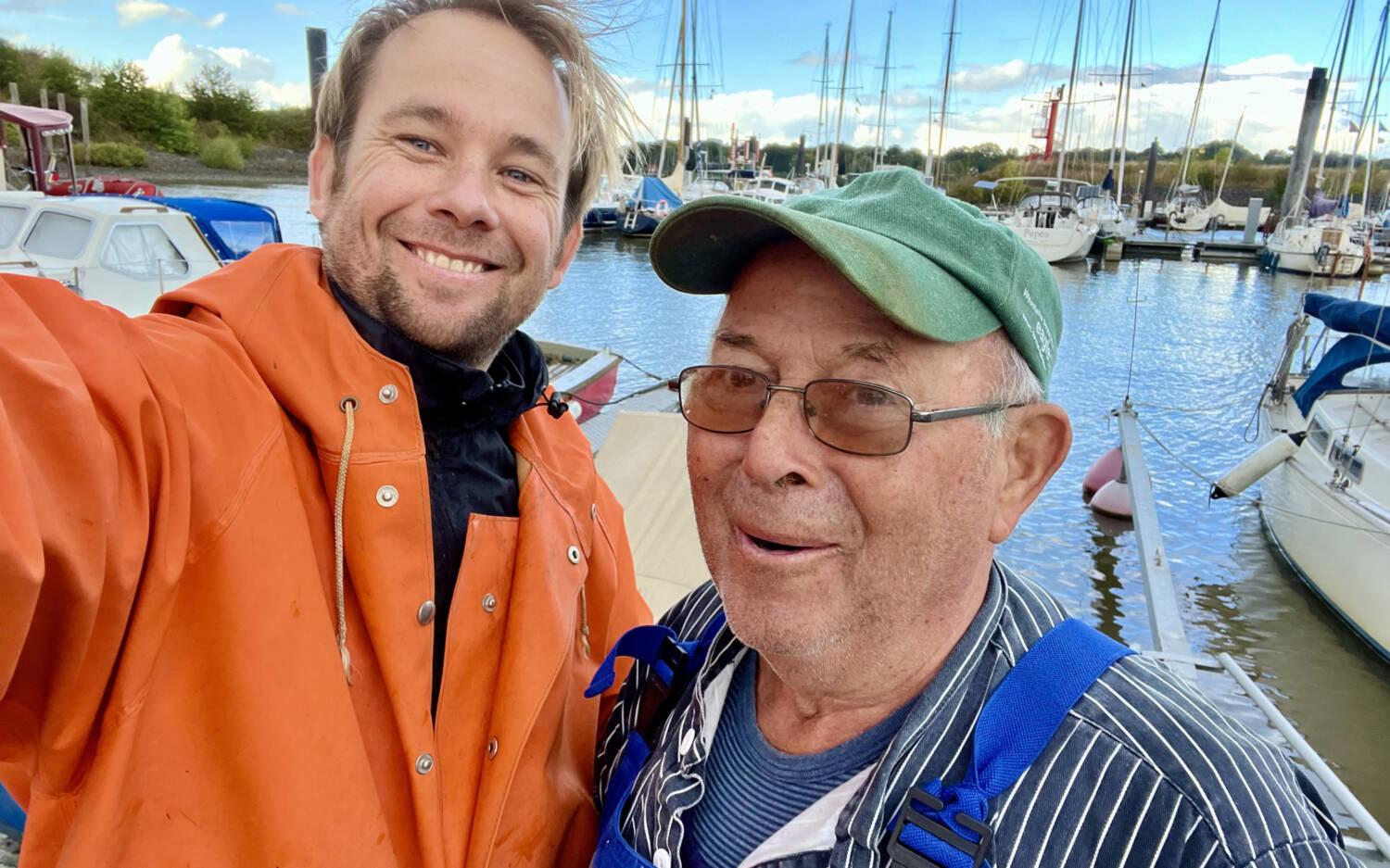 Jan Fiete Kramer mit ElbfischerJonny Matthies / ©Gasthaus zur Post