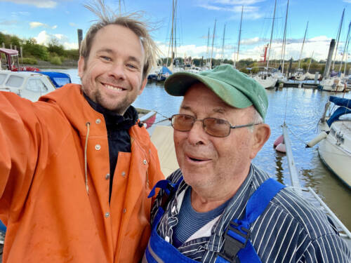 Jan Fiete Kramer mit ElbfischerJonny Matthies / ©Gasthaus zur Post
