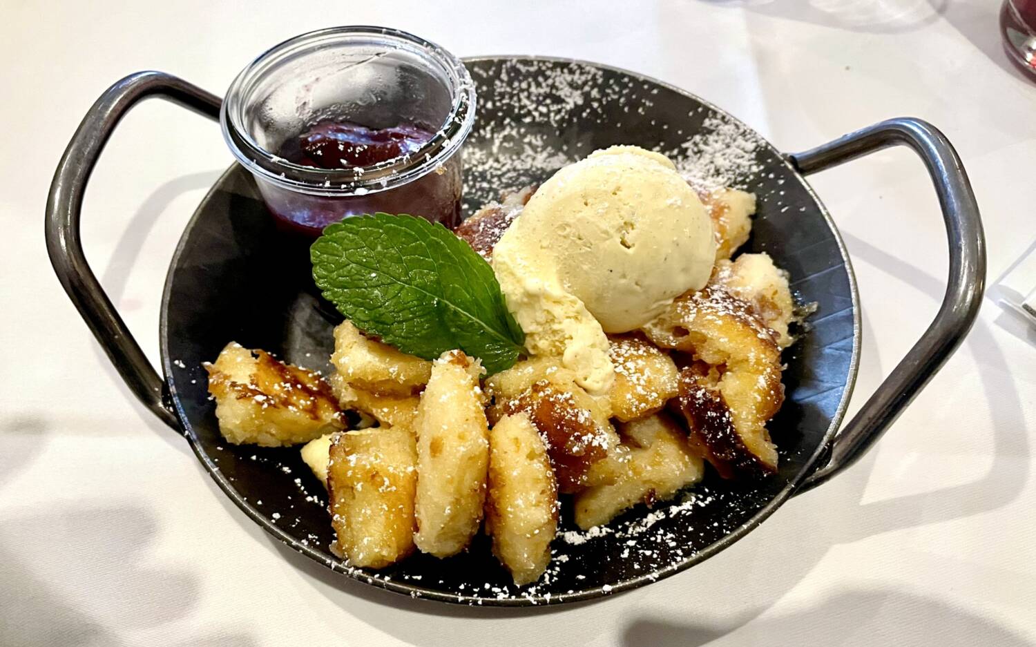 Karamellisierter Kaiserschmarrn mit Vanilleeis punktet hier ebenfalls / ©Foodbild