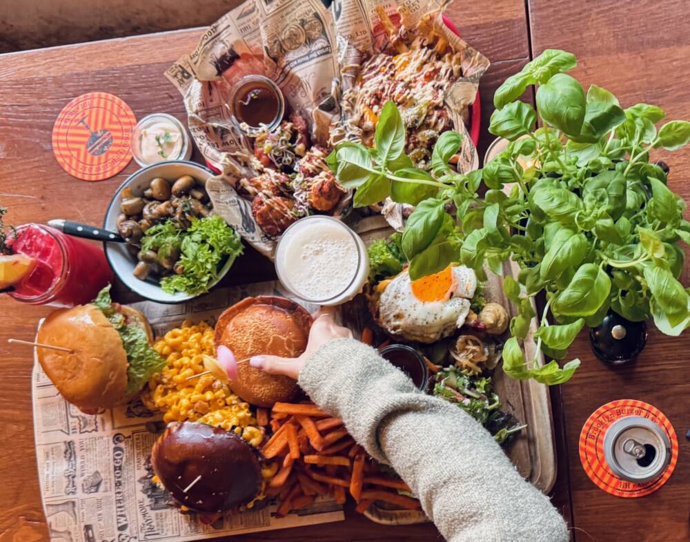 Kreative Burger mit passender Cocktailbegleitung gibt es in der Brooklyn Burger Bar / ©Brooklyn Burger Bar
