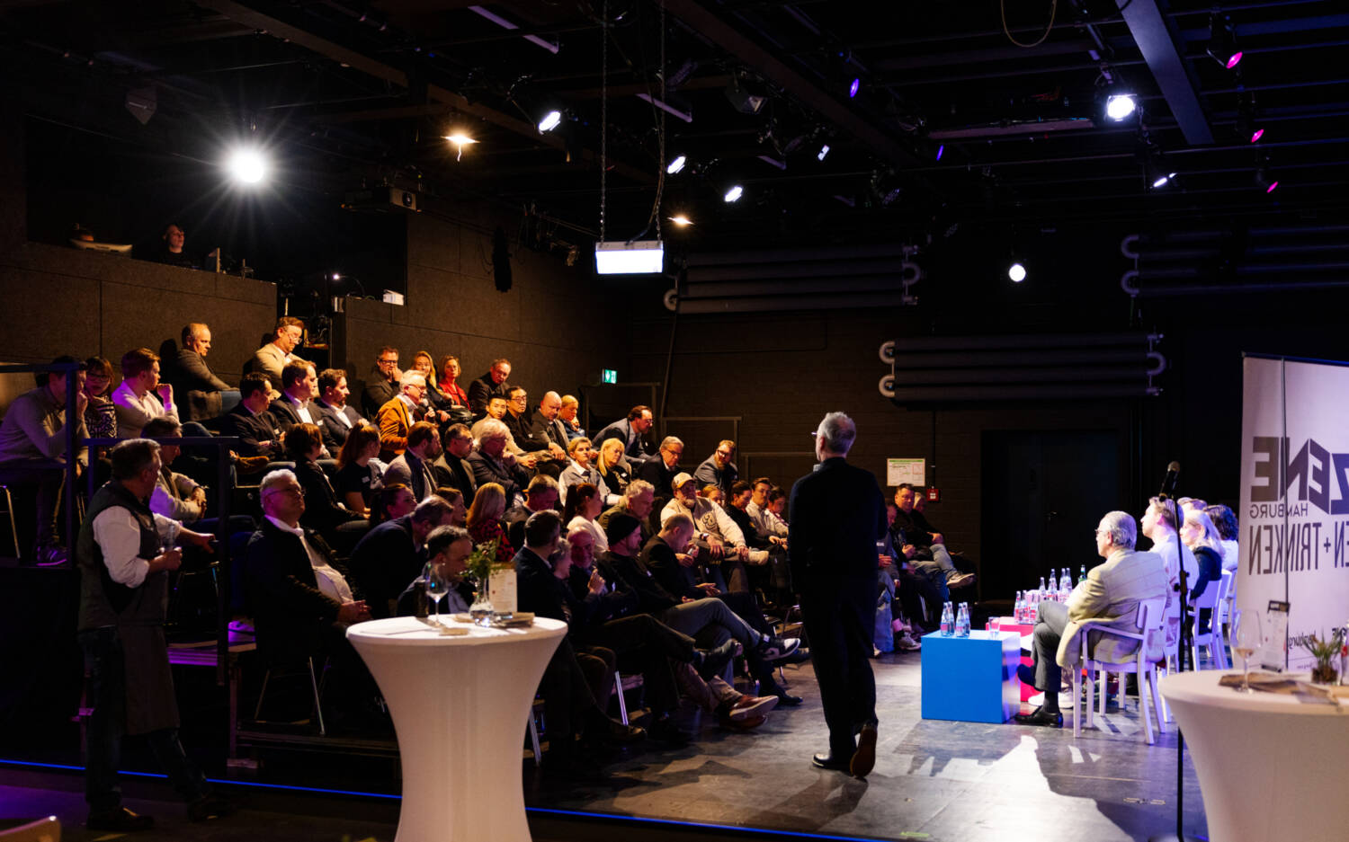 Markus Tirok begrüßt die Gäste und stimmt sie auf das Thema Fisch ein / ©Liza Holiarchuk
