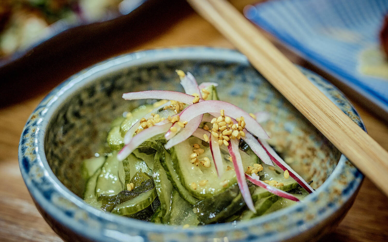 Neben den würzigen Suppen gibt es auch Beilagen wie etwa dieser asiatische Gurkensalat / ©Marc Sill