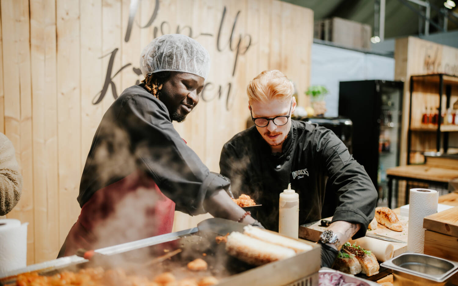 Neben zahlreichen Ausstellern ist vor allem die Pop-up-Kitchen „Hamburg kocht!“ ein beliebtes Format bei Besuchern / © Robin Schmiedebach Photography