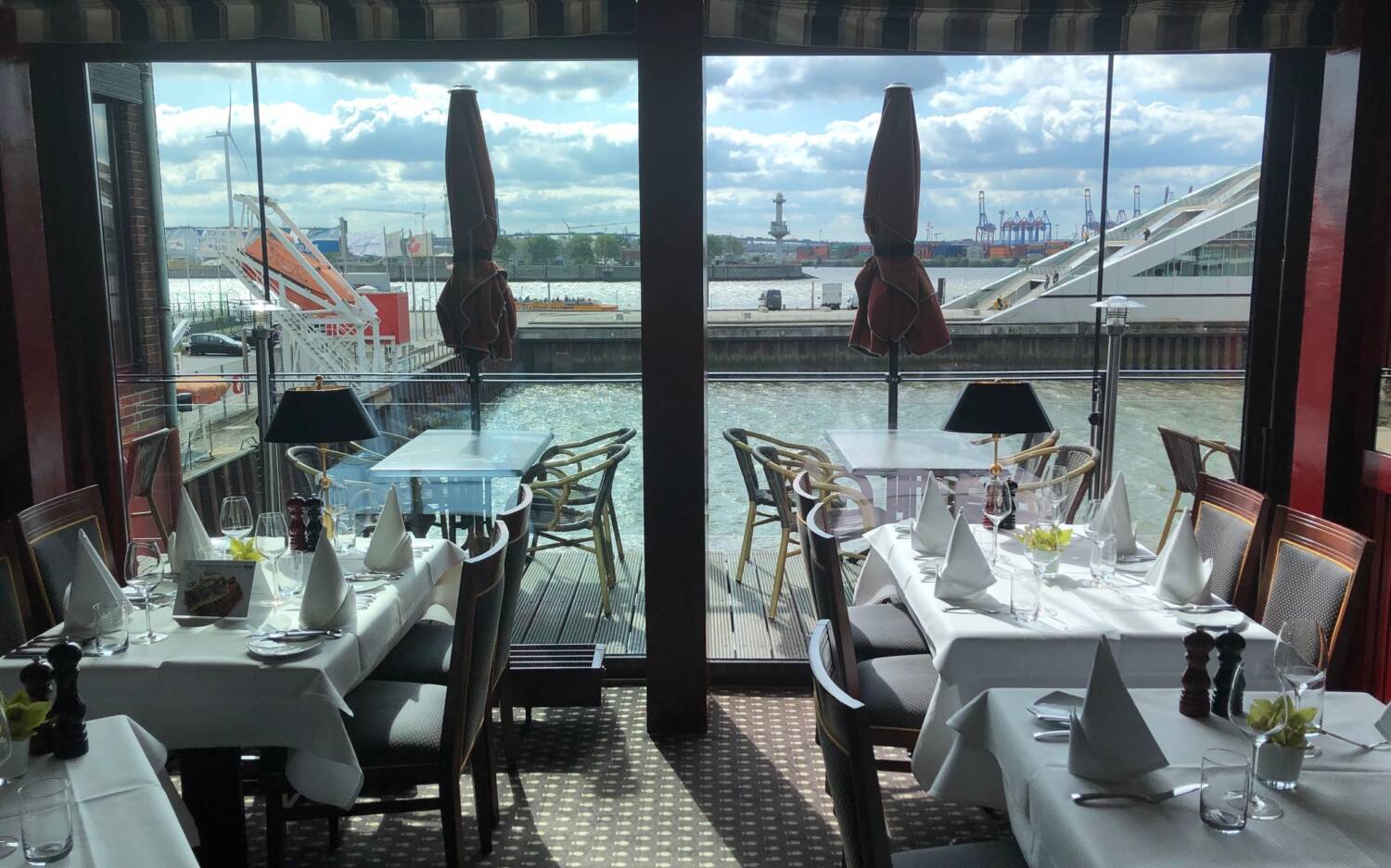 Ob vor oder hinter der großen Fensterfront, der Blick aus dem Fischereihafen Restaurant ist einmalig / ©Fischereihafen Restaurant