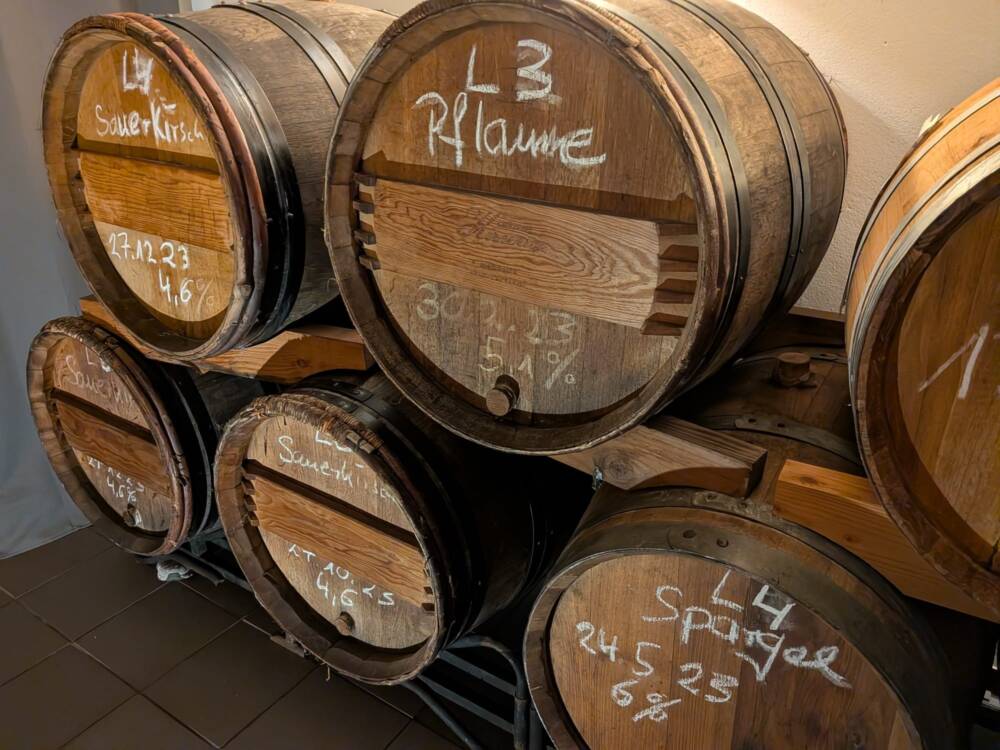Pflaume, Sauerkirsche, Spargel – der Essig von Danny Riewoldt kommt ohne Zusatzstoffe aus / ©Fred Guiot