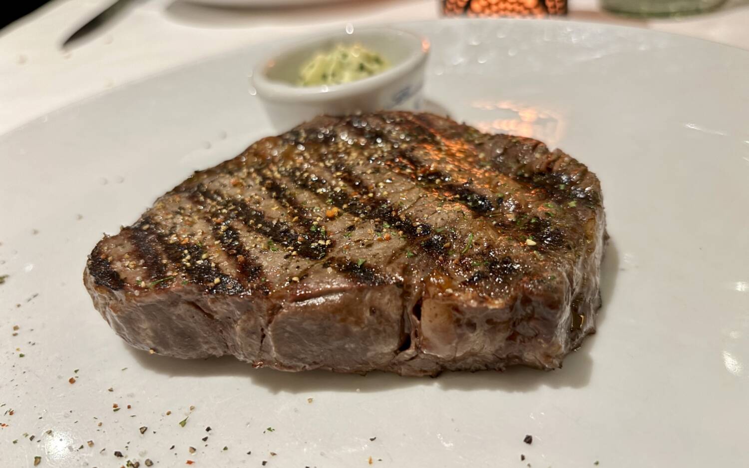 Saftig und auf den Punkt: Klar, dass es auf dem Schlachthof bestes Fleisch gibt / ©Michael Hein