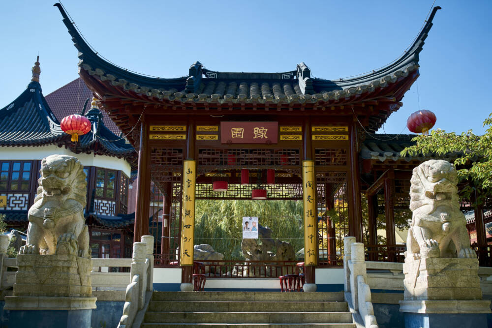 Schon der Eingang zum Restaurant Yu Garden lässt eine außergewöhnliche Eventlocation Hamburgs erahnen / ©Marc Sill 
