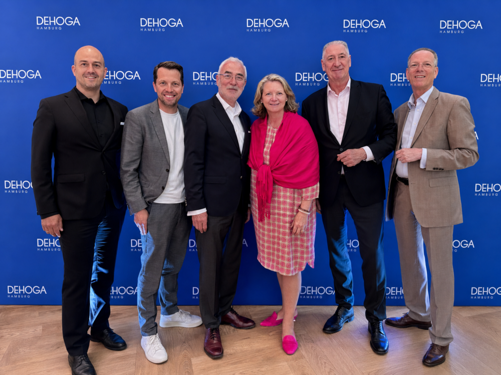Siemon Wieck, Hannes Vater, Präsident Bernd Aufderheide, Kathrin Wirth-Ueberschär, Jens Stacklies, Gerald Pütter (v.l.n.r.) / ©DEHOGA Hamburg