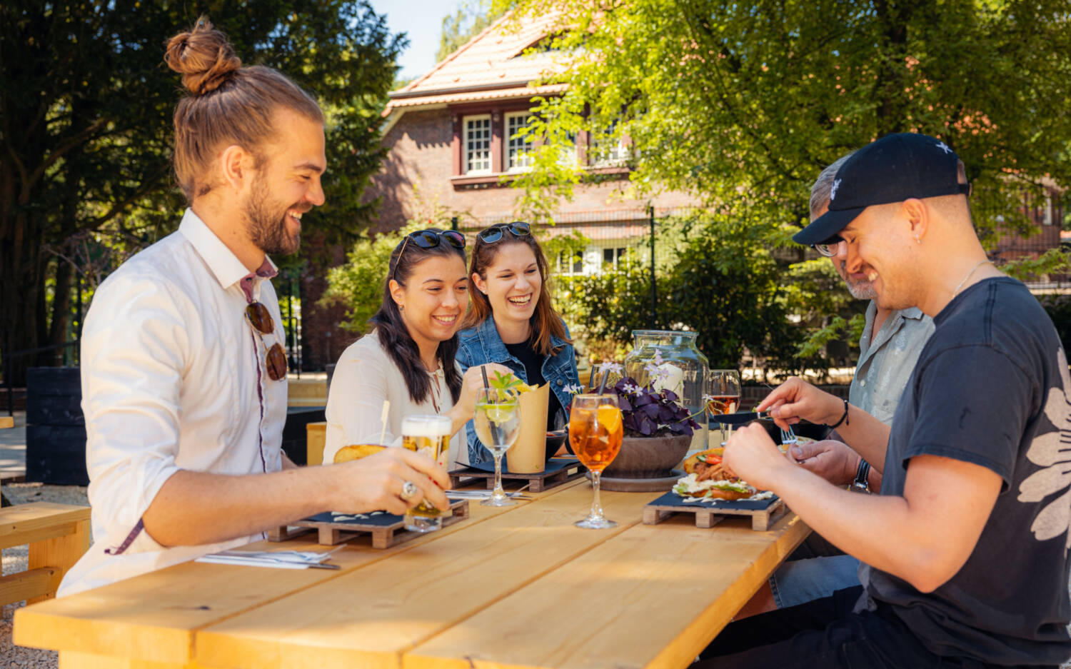 Sonnige Nachmittage mit den Liebsten verbringt man gerne im Biergarten vom Landhaus Walter / © Landhaus Walter