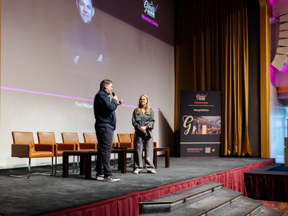 Speaker Tim Mälzer neben  Moderatorin Kerstin Rapp-Schwan auf der Hauptbühne der Masterclass / ©Liza Holiarchuk