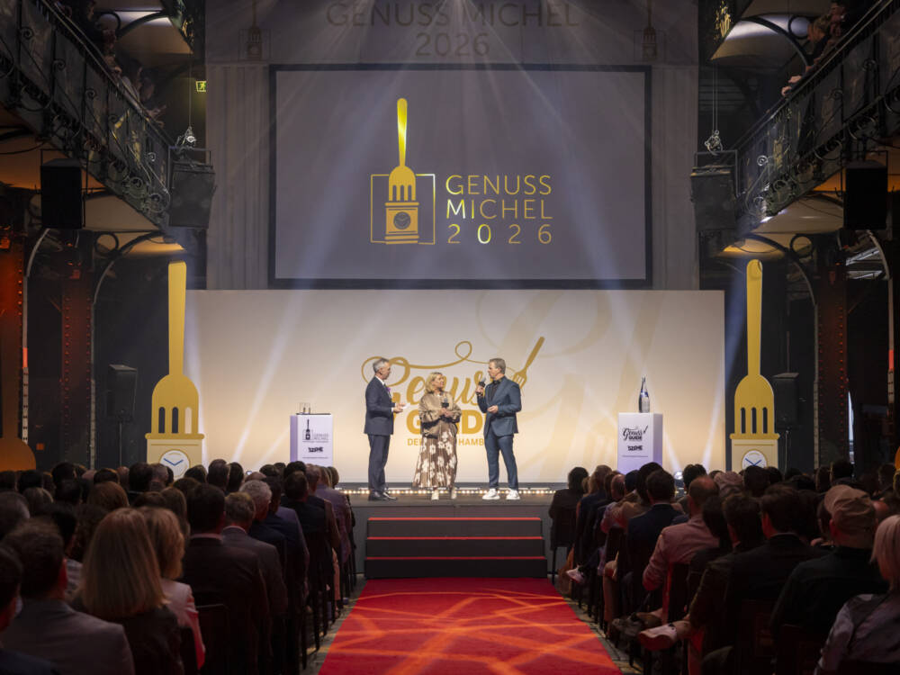 Tanya Kumst und Mathias Forkel eröffneten gemeinsam mit Moderator Markus Tirok den Abend / ©Jan-Ramus Lippels 