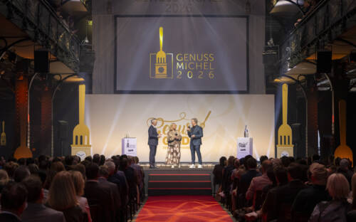 Tanya Kumst und Mathias Forkel eröffneten gemeinsam mit Moderator Markus Tirok den Abend / ©Jan-Ramus Lippels 