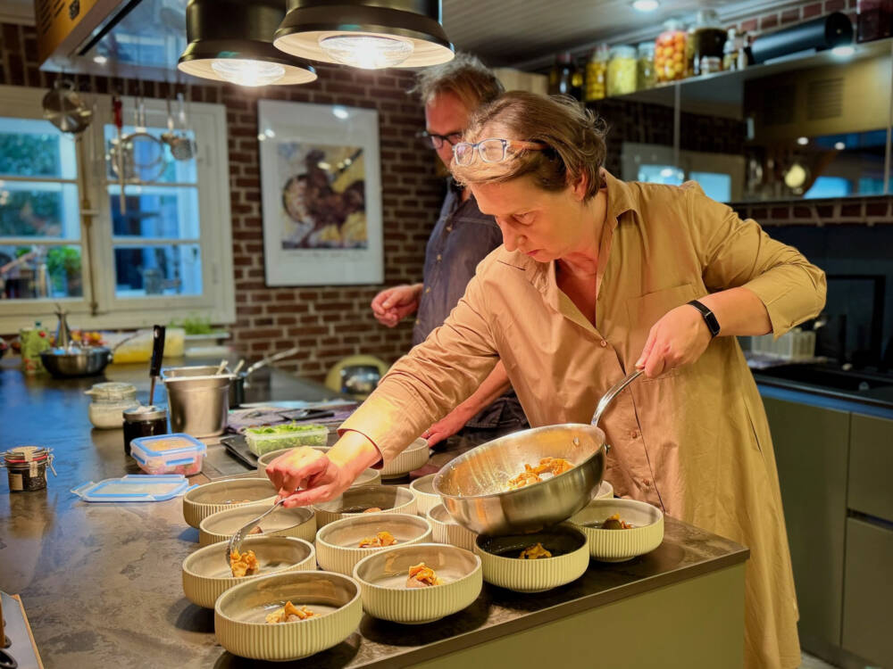 Teamarbeit: Kerstin und Danny Riewoldt unterstützen sich in Küche und Service gegenseitig / ©Zeit Genusswerkstatt Jork