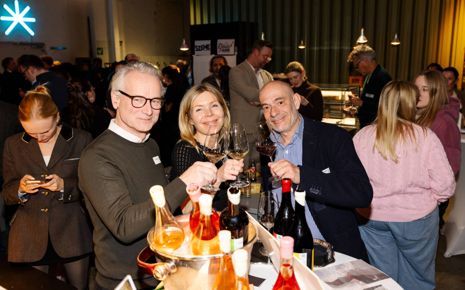 Tina Ingwersen-Matthiessen und Oliver Bielenberg (Bodegas Ca n’tina) mit Robert Aliaga-Schwarz (S-Markt & Mehrwert) / ©Liza Holiarchuk