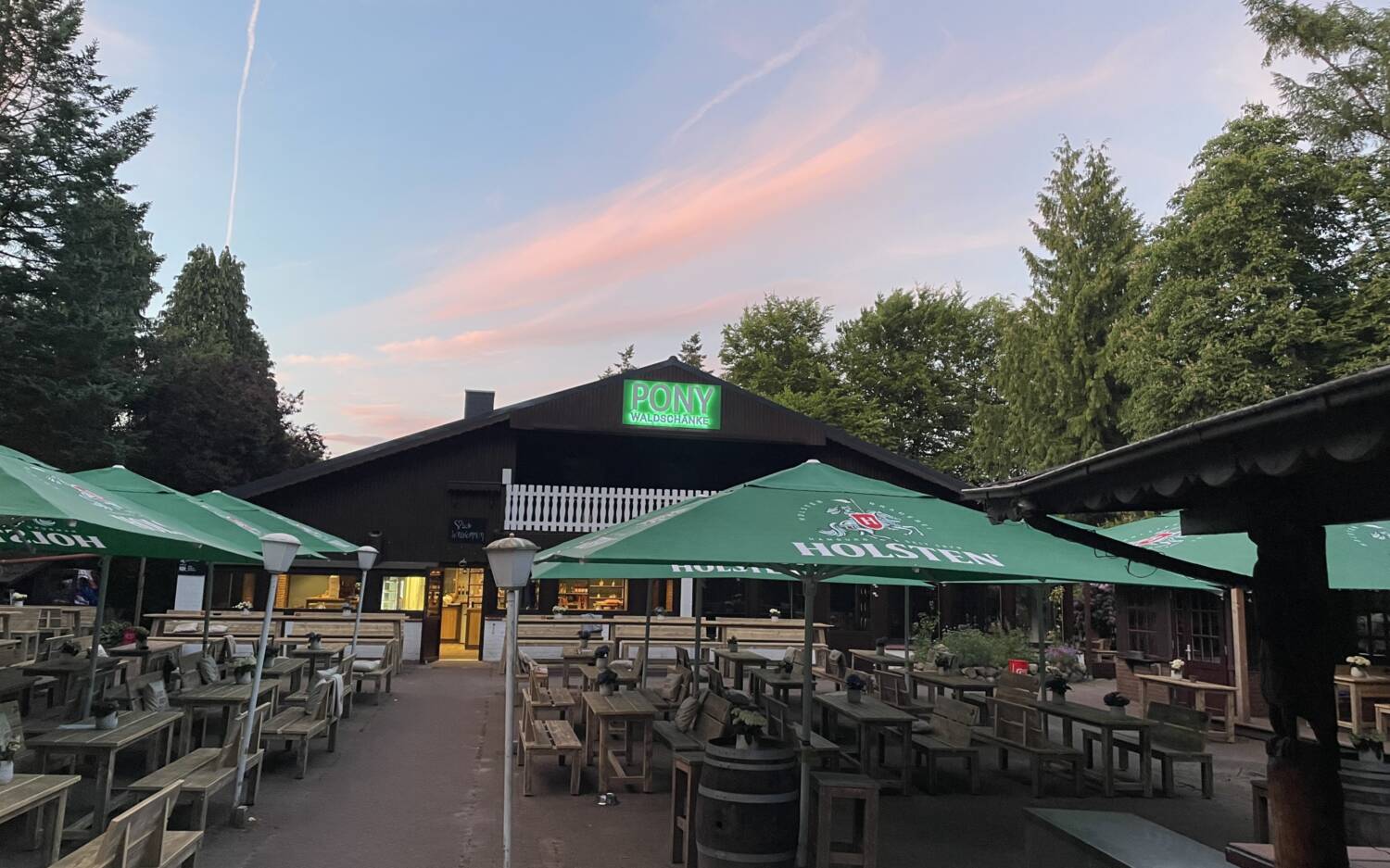 Umgeben von ganz viel Grün: der Biergarten der Pony-Waldschänke / ©Pony-Waldschänke
