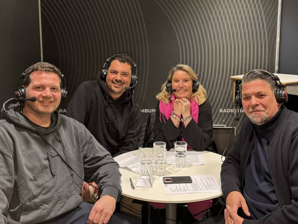 Valentin Broer und Vena Steinkönig sprechen in der aktuellen Folge mit Tanya Kumst und Tim Mälzer / ©Luna Kumst