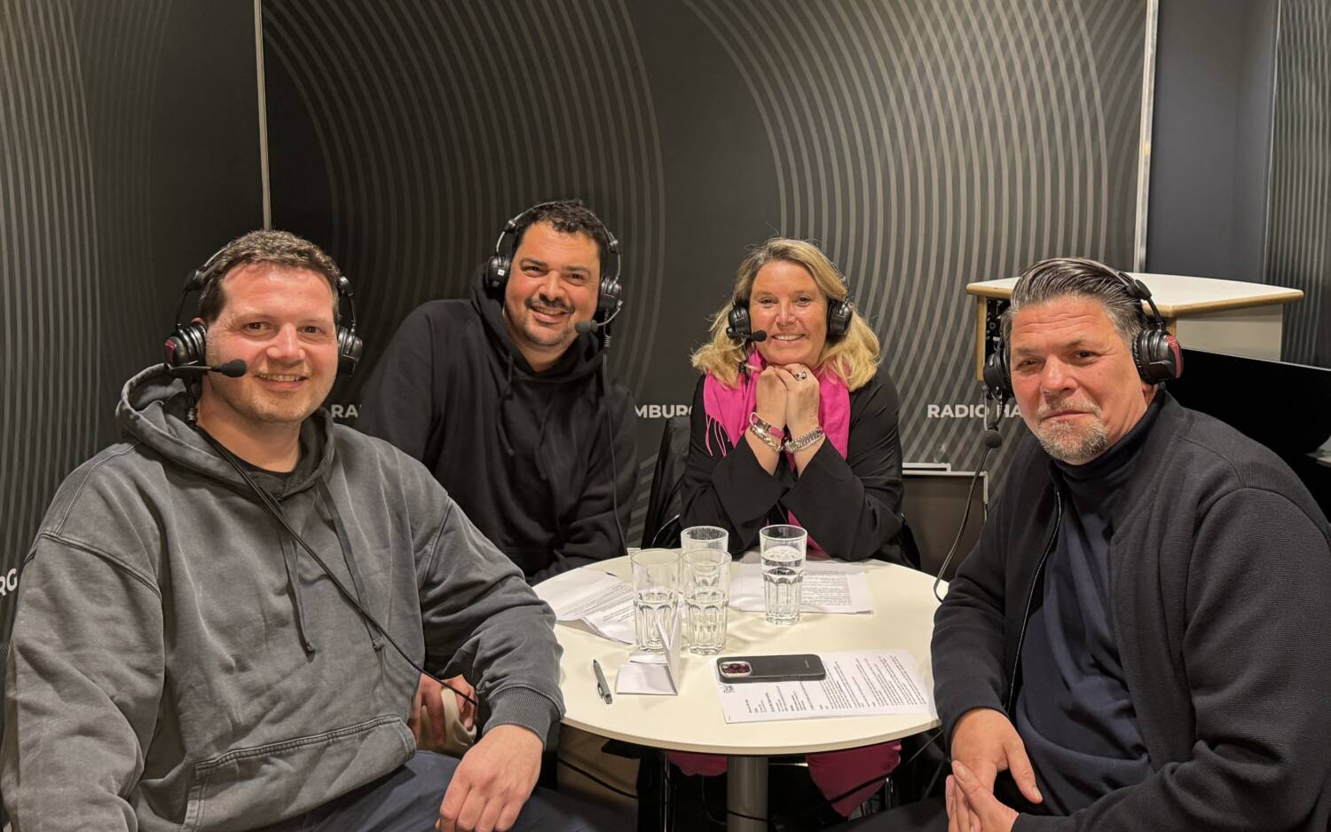 Valentin Broer und Vena Steinkönig sprechen in der aktuellen Folge mit Tanya Kumst und Tim Mälzer / ©Luna Kumst