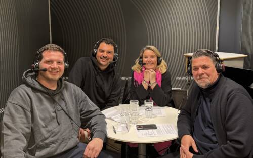 Valentin Broer und Vena Steinkönig sprechen in der aktuellen Folge mit Tanya Kumst und Tim Mälzer / ©Luna Kumst