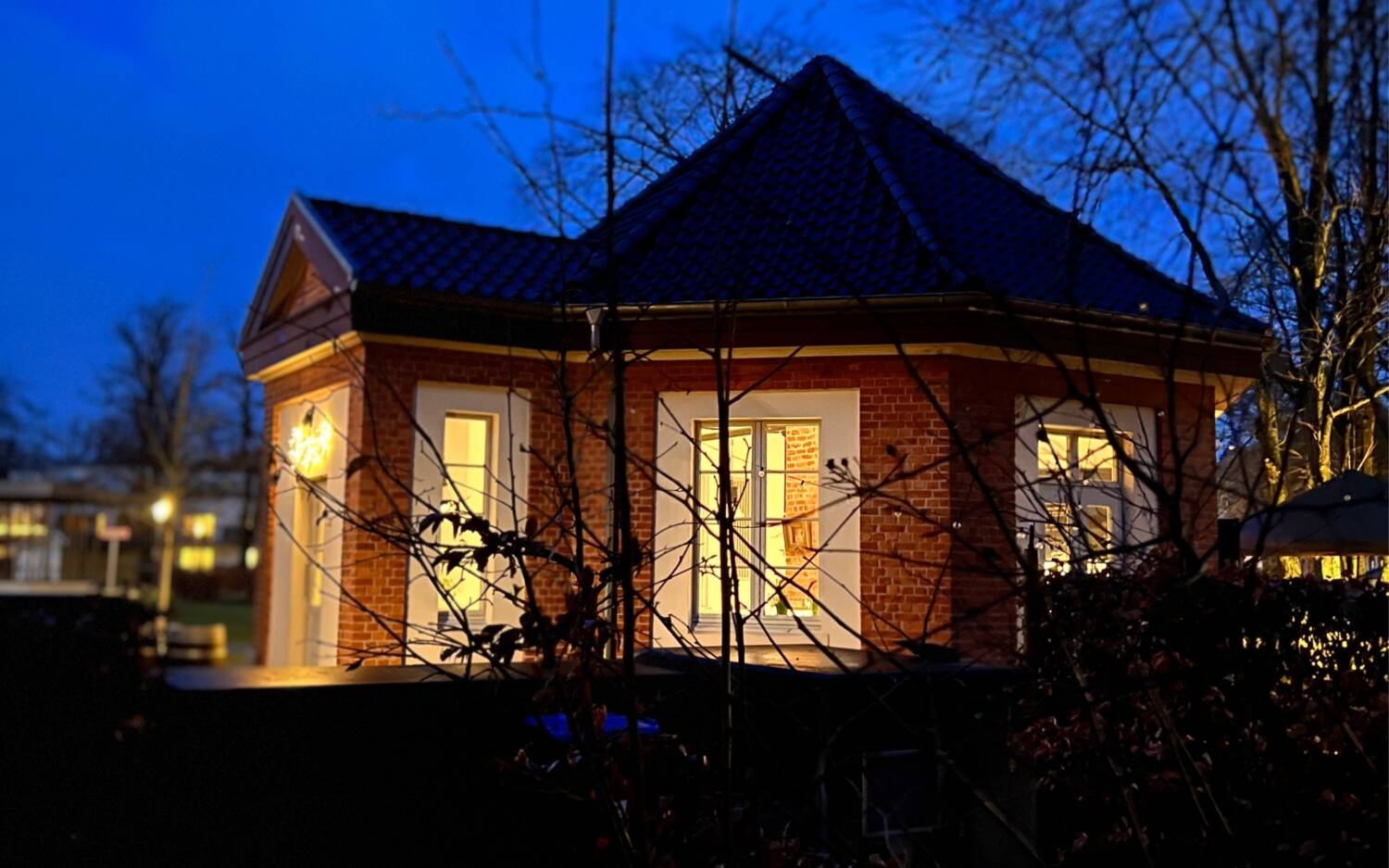 Warmes Licht hinter den Fenstern, Kaffeeduft in der Luft / ©Claudia Schäfer
