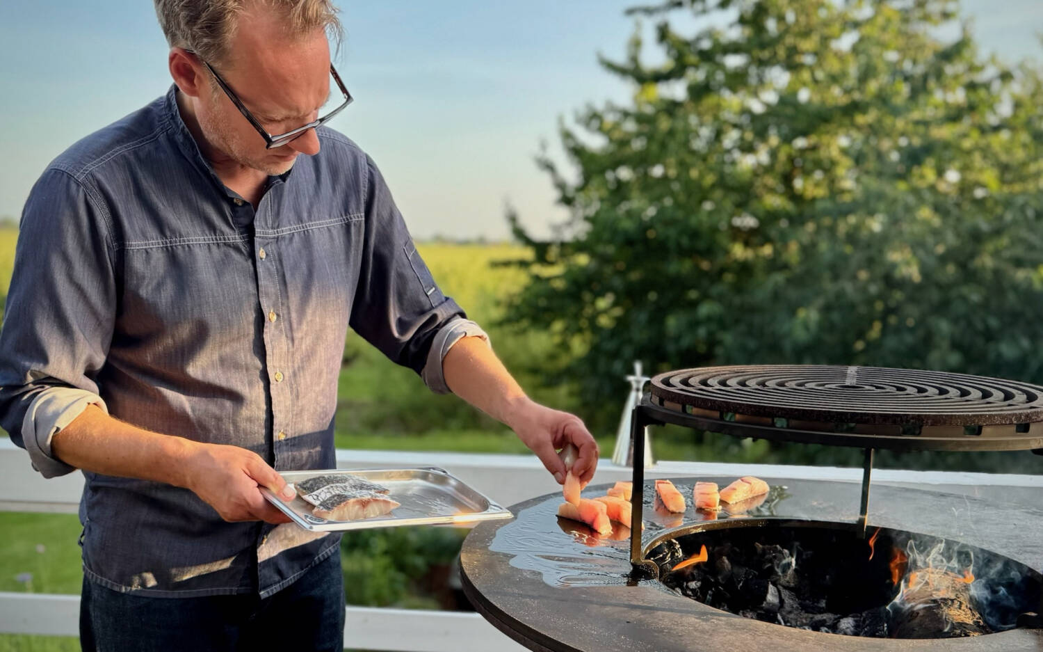 Wenn das Wetter stimmt, nutzt Danny Riewoldt in der Zeit Genusswerkstatt auch gerne mal den Grill / ©Zeit Genusswerkstatt Jork