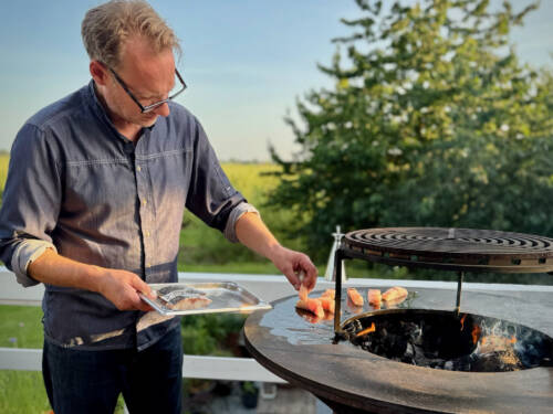 Wenn das Wetter stimmt, nutzt Danny Riewoldt in der Zeit Genusswerkstatt auch gerne mal den Grill / ©Zeit Genusswerkstatt Jork