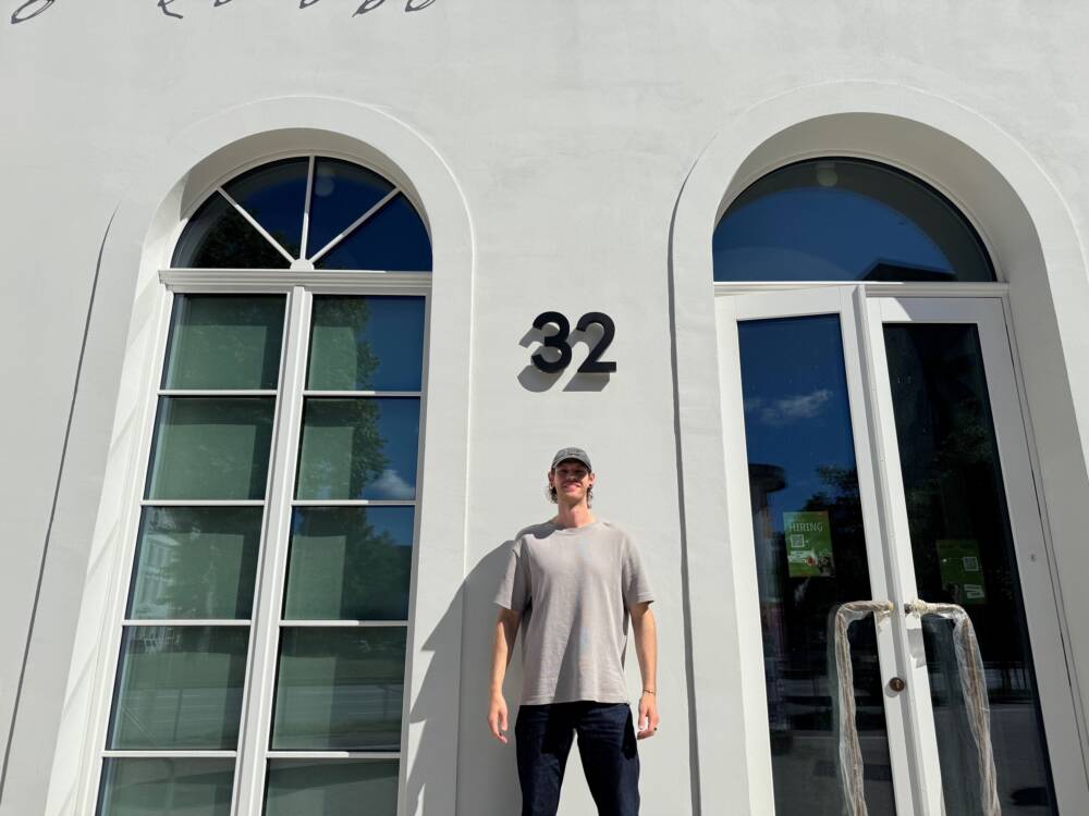 Aaron Kallus eröffnet den neuen Katzentempel am Holstenwall / © Joelle Fischer 
