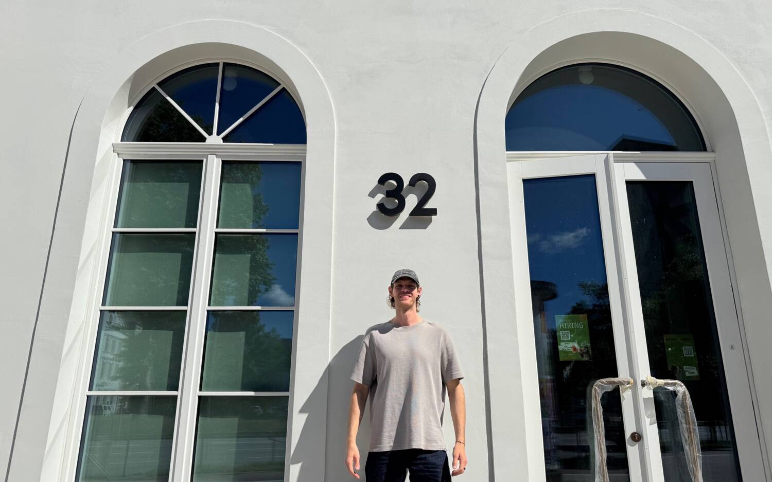 Aaron Kallus eröffnet den neuen Katzentempel am Holstenwall / © Joelle Fischer 