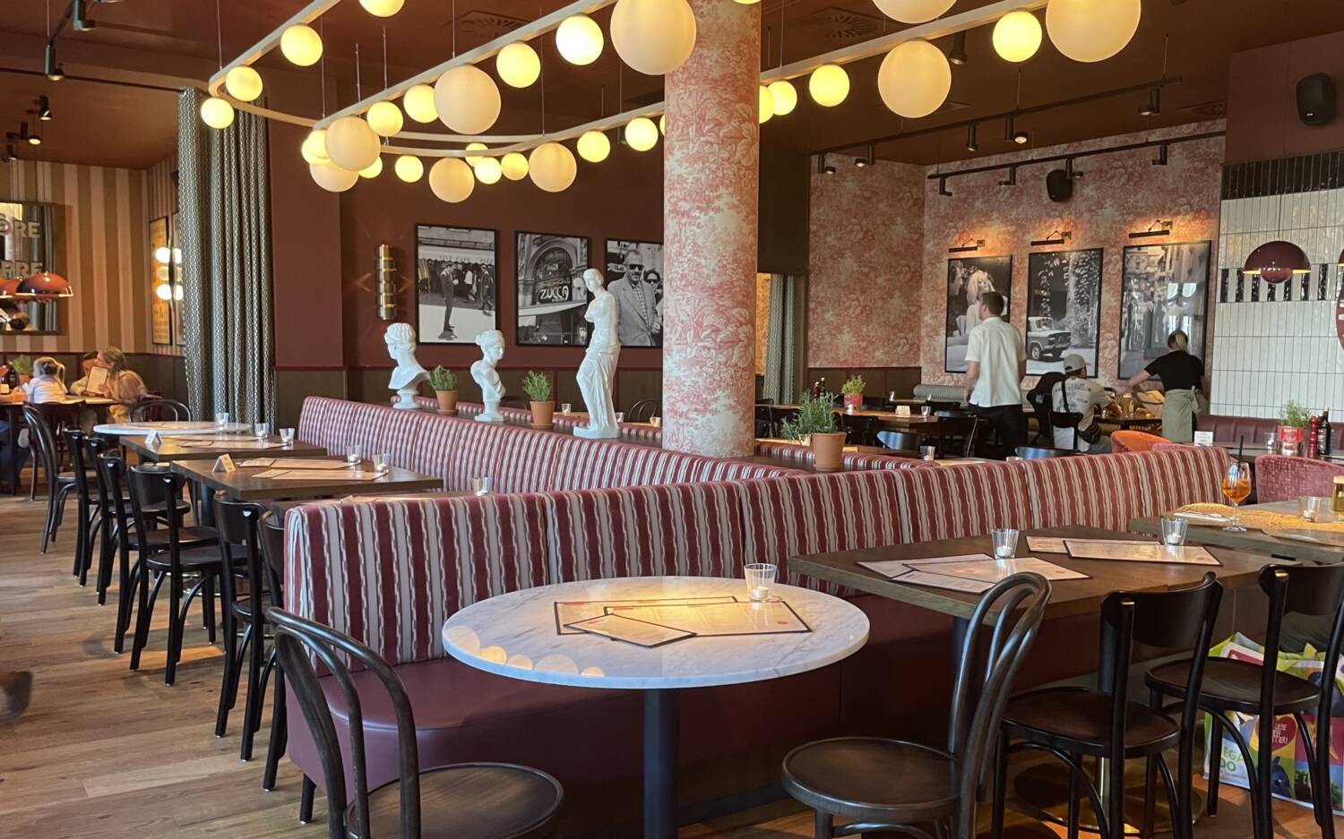 Am 18. Juni eröffnete das siebte L’Osteria-Restaurant in Hamburg: in Bergedorf gibt es künftig Pizza und Pasta am Serrahn / ©Alina Fedorova