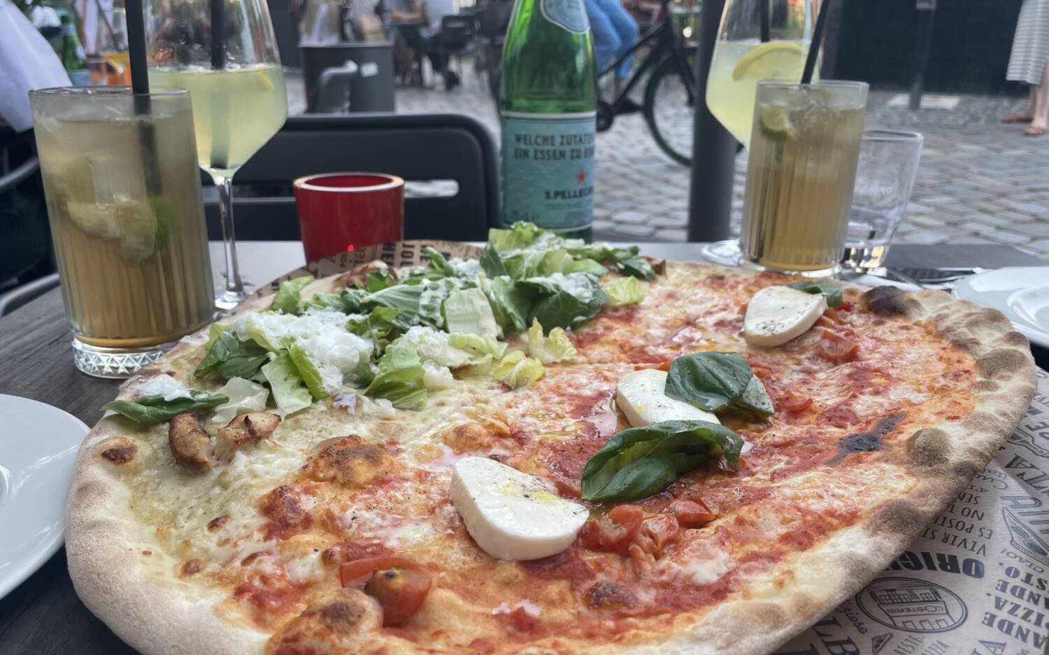 Auch in Bergedorf wird bei L’Osteria am Serrahn knusprige Pizza aufgetischt, die über den Tellerrand ragt / ©Alina Fedorova