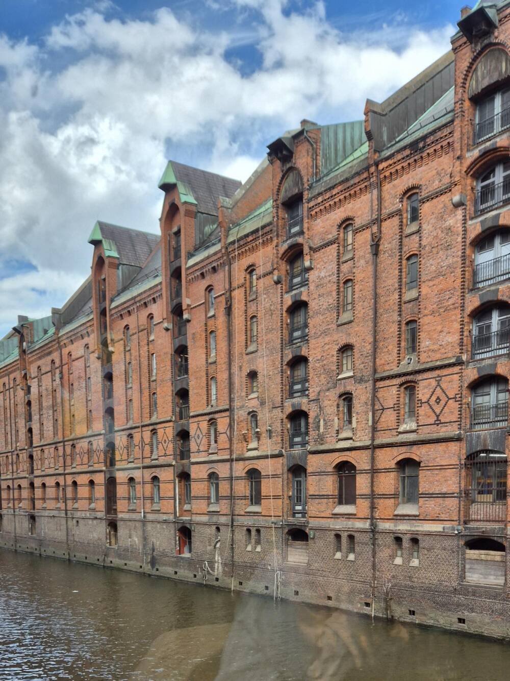 Ausblick in die Speicherstadt von einem der Plätze in der Pâtisserie Johanna /©Ida Bohlen