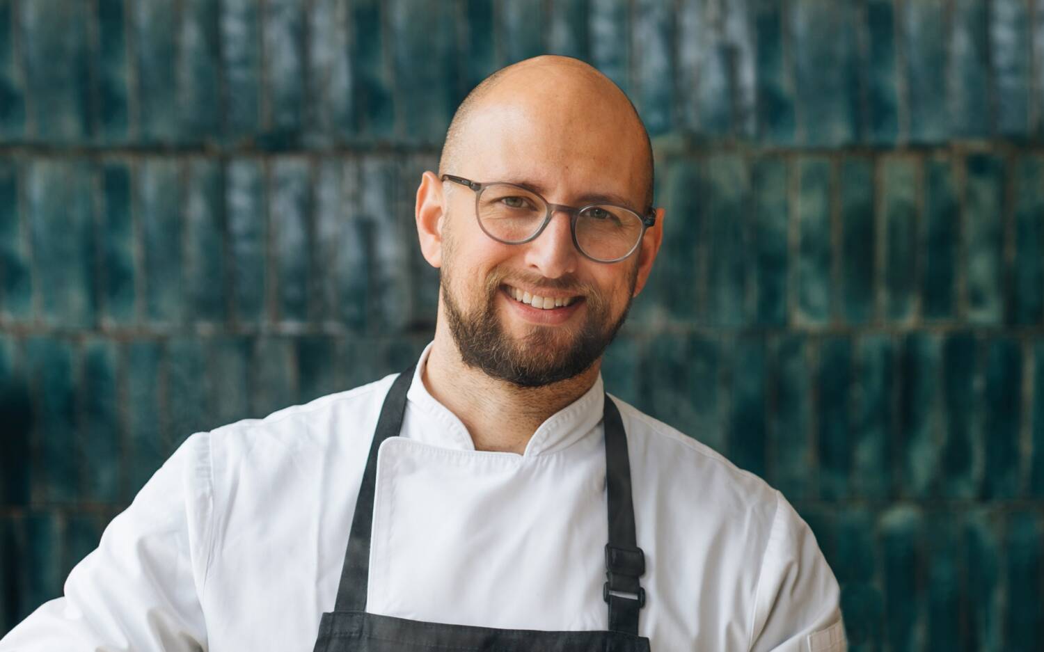 Ausgezeichnete Küche beginnt beim Handwerk, Chef Claudio Sambito in der Küche / ©Julia Schumacher