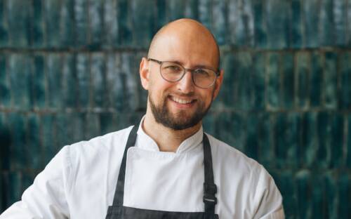 Ausgezeichnete Küche beginnt beim Handwerk, Chef Claudio Sambito in der Küche / ©Julia Schumacher