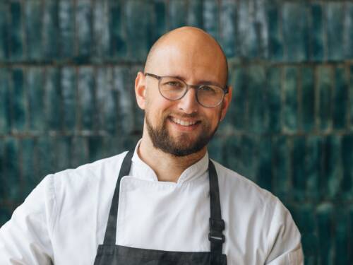 Ausgezeichnete Küche beginnt beim Handwerk, Chef Claudio Sambito in der Küche / ©Julia Schumacher