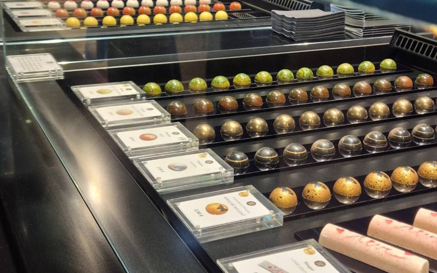 Auswahl an handgemachten Pralinen und vieles mehr in der Pâtisserie Johanna /©Ida Bohlen