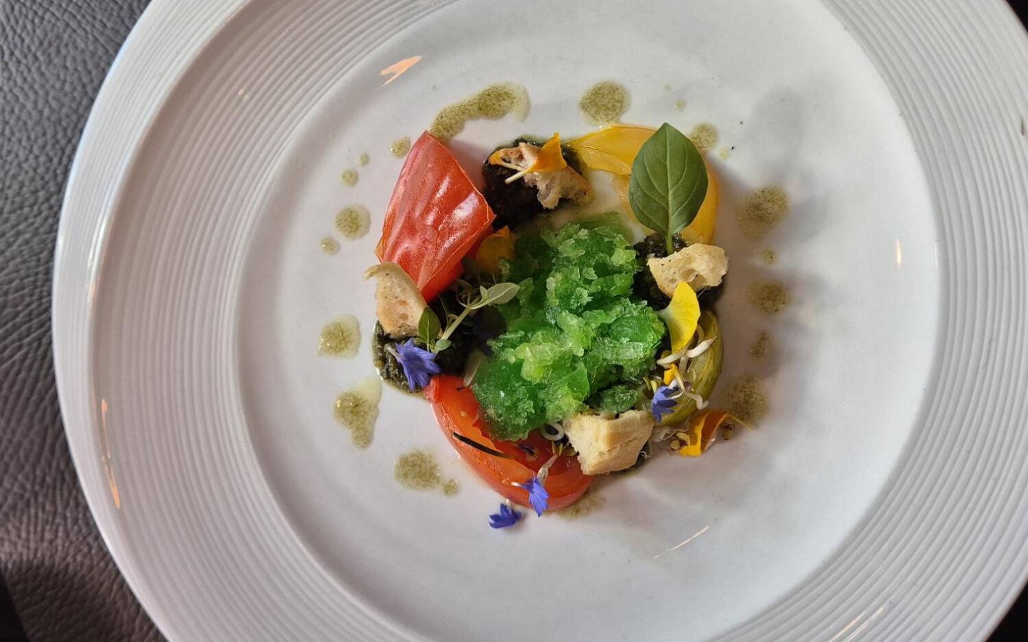Bunte Tomatenvariation, krosses Ciabatta, Gurkengranité und Basilikumpesto im Tim’s Restaurant /©Ida Bohlen