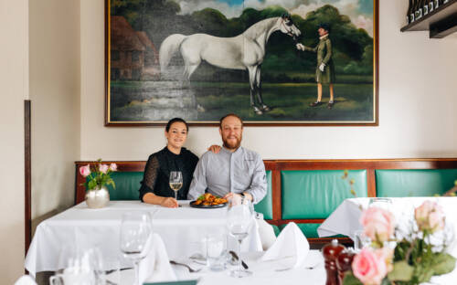 Charlotte und Daniel Ambratis haben sich 2023 mit dem Reitstall Klövensteen selbstständig gemacht / ©Julia Schumacher