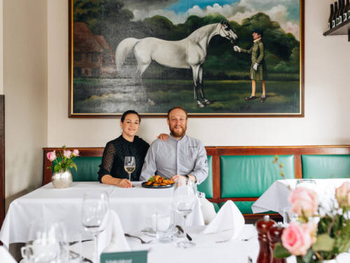 Charlotte und Daniel Ambratis haben sich 2023 mit dem Reitstall Klövensteen selbstständig gemacht / ©Julia Schumacher