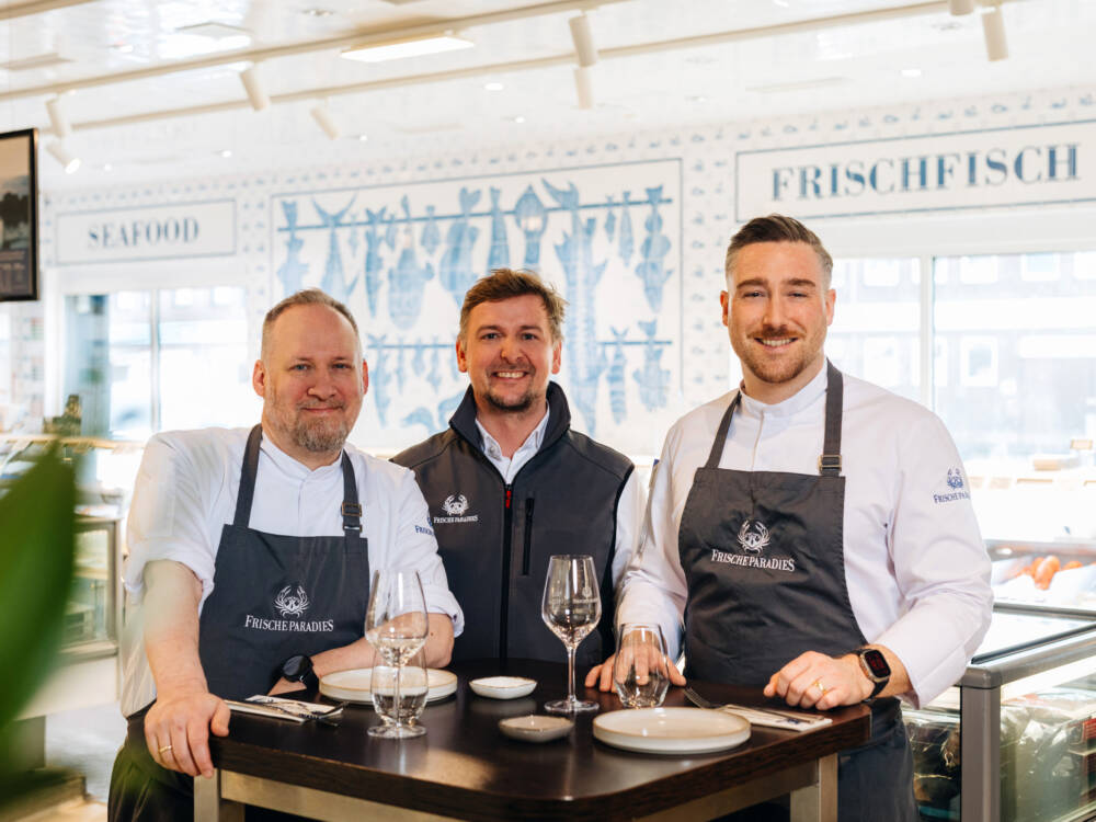 Das Frischeparadies Bistro ist Testsieger 2026 in der Kategorie Lunch: Küchenchef Ivan Pagel (links) und Team freuen sich über den Testsieg / ©Julia Schumacher