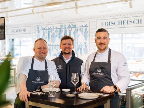 Das Frischeparadies Bistro ist Testsieger 2026 in der Kategorie Lunch: Küchenchef Ivan Pagel (links) und Team freuen sich über den Testsieg / ©Julia Schumacher