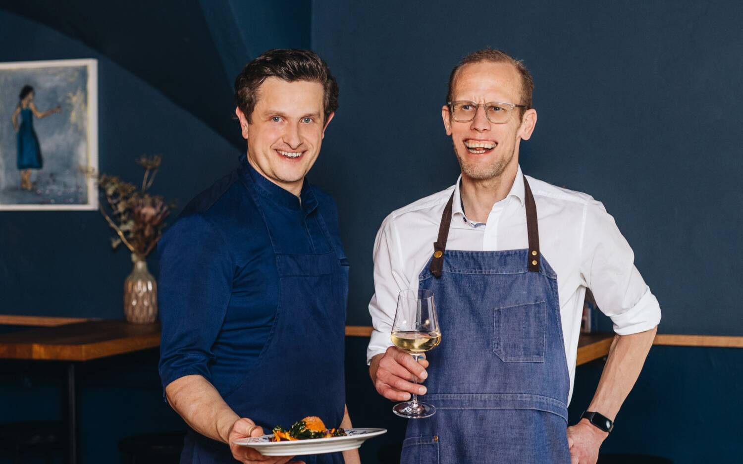 Das Legler's wäre nicht das Legler's ohne Max Legler (links): Als Inhaber und Küchenchef prägt er die Handschrift des Hauses. An seiner Seite: Restaurantleiter Jörg Brandt (rechts), der dafür sorgt, dass sich die Gäste rundum wohlfühlen / ©Julia Schumacher