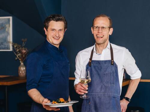 Das Legler's wäre nicht das Legler's ohne Max Legler (links): Als Inhaber und Küchenchef prägt er die Handschrift des Hauses. An seiner Seite: Restaurantleiter Jörg Brandt (rechts), der dafür sorgt, dass sich die Gäste rundum wohlfühlen / ©Julia Schumacher