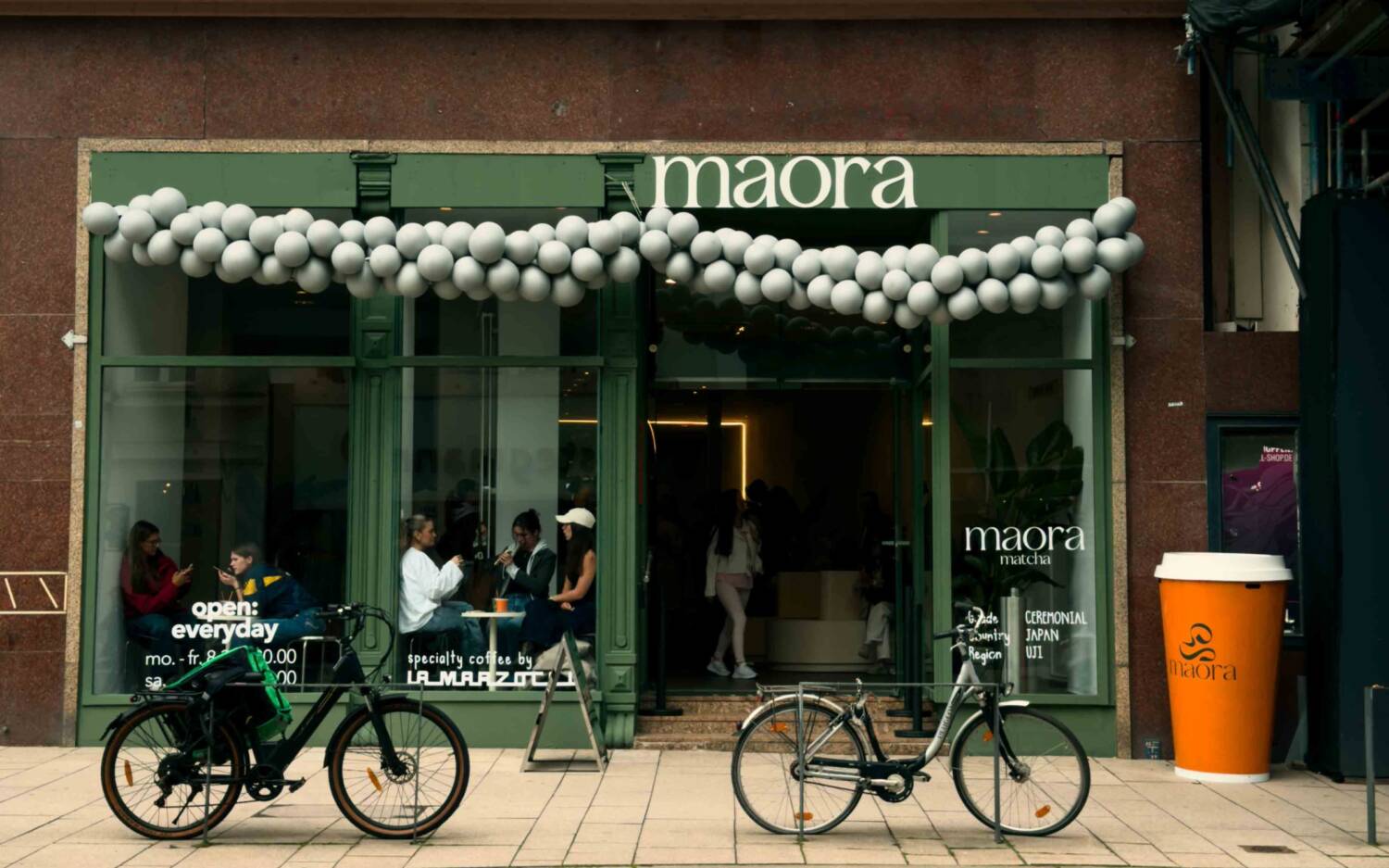 Der Flagship-Store Maora hat neu am Jungfernstieg in Hamburg eröffnet / ©Maora Matcha