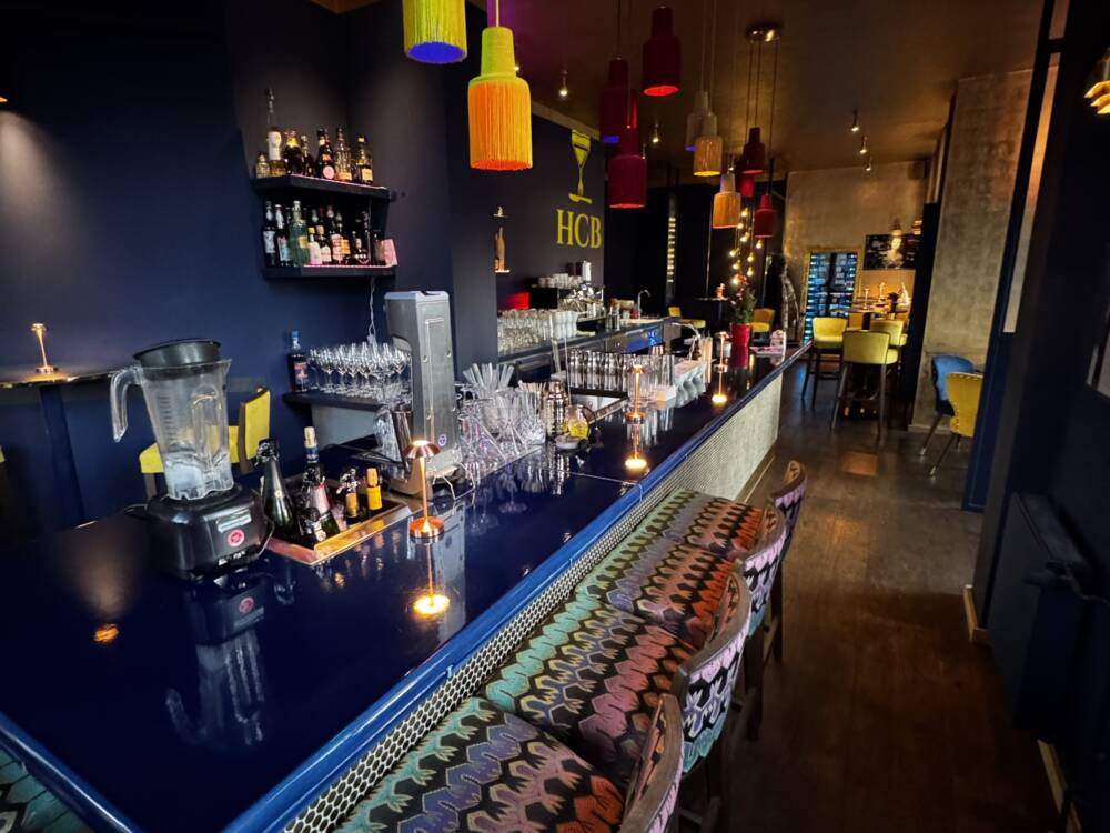 Die neue Hot Chocolate Bar in Winterhude bietet Plätze direkt am Tresen / ©Giovanni Massimino