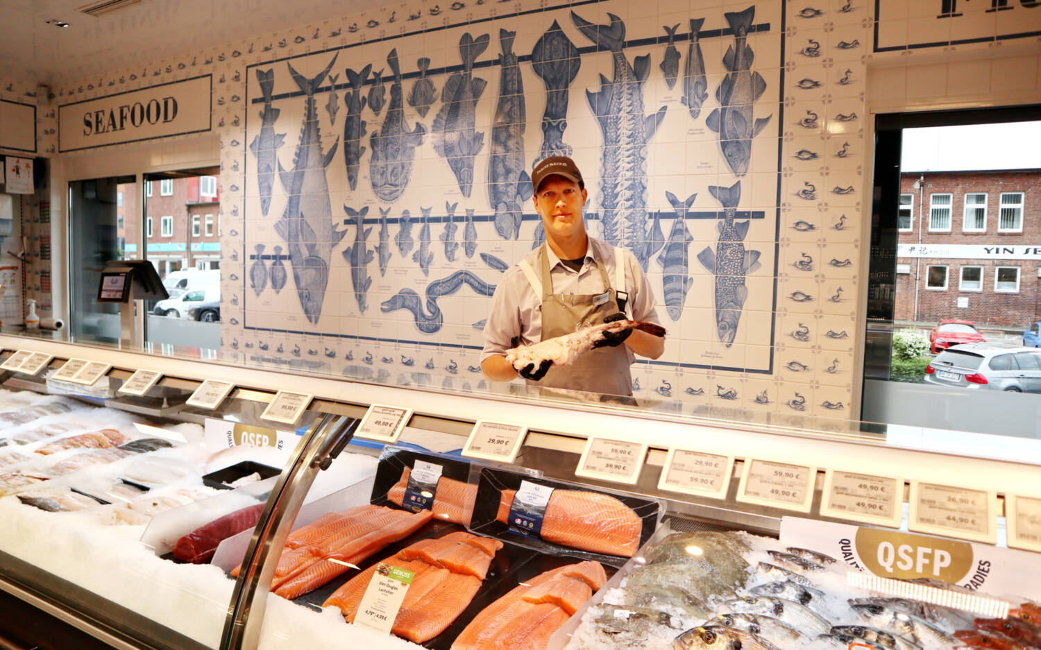 Direkt neben dem Frischeparadies Bistro werden Fisch und Meeresfrüchte im Feinkostmarkt angeboten / ©Alina Fedorova
